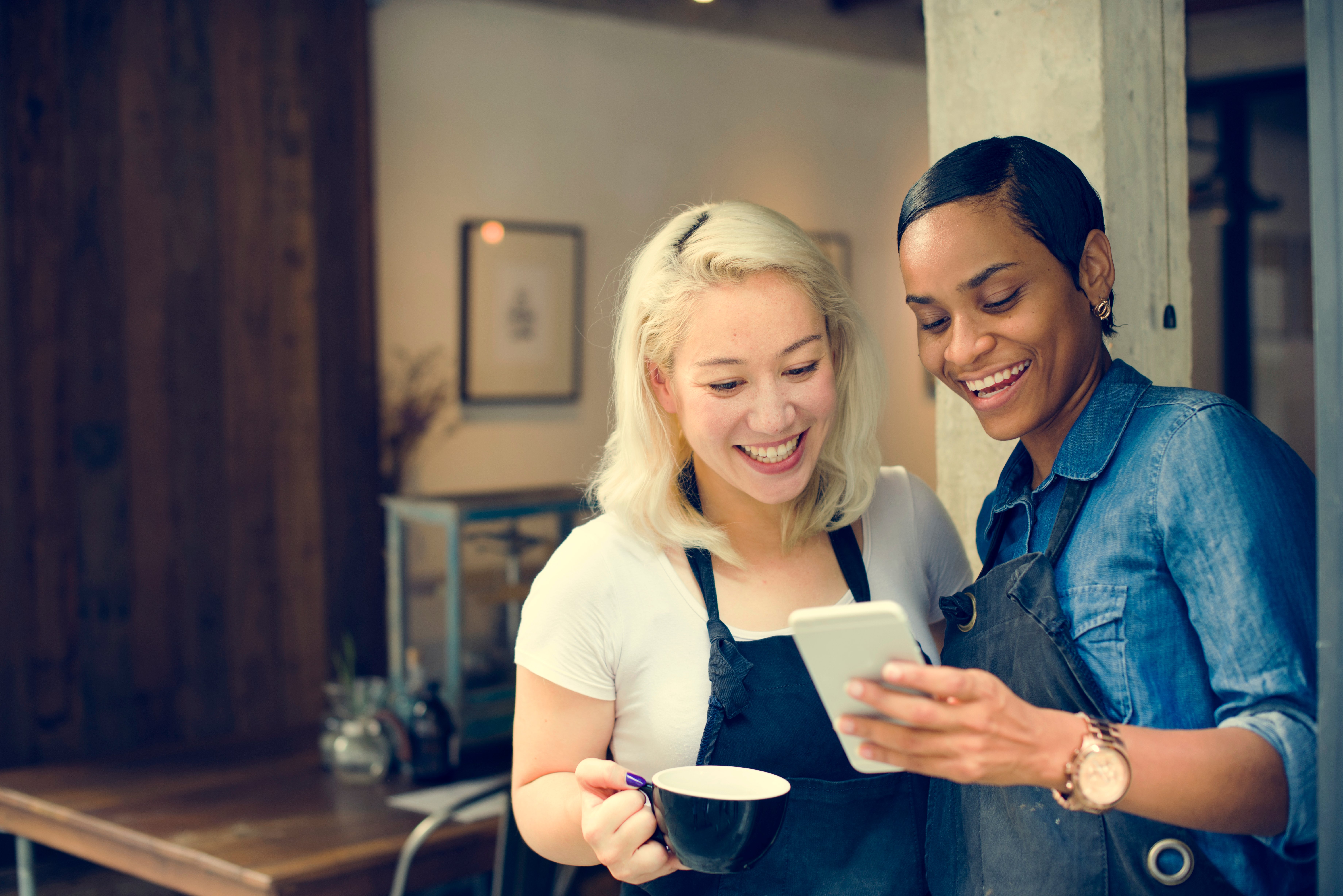 barista-friends-coffee-cafe-bistro-apron-concept-PTHLY4F